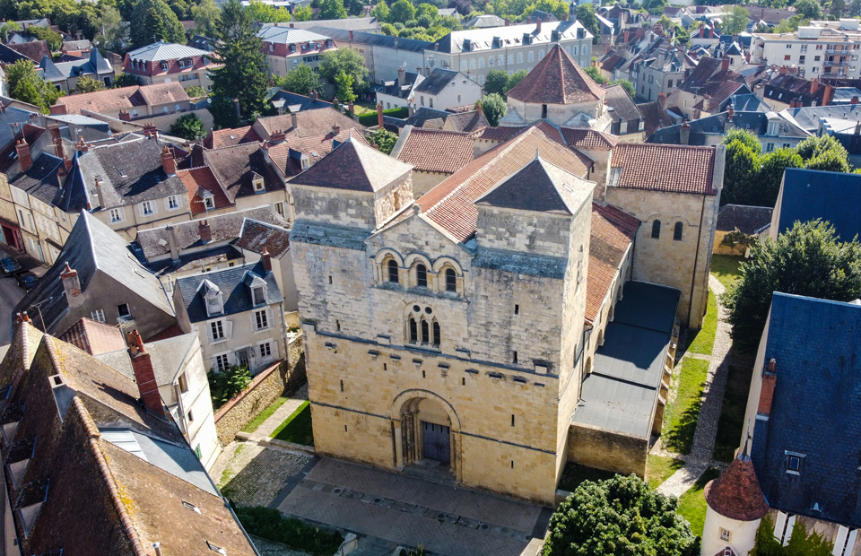L'Église Saint-Étienne, petit joyau de style romain, se situe dans le quartier du même nom.