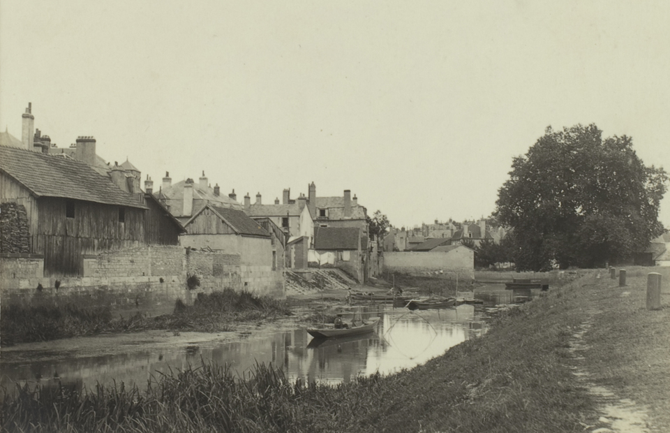 © Archives départementales de la Nièvre Des témoignages d’habitants font revivre le quartier des Pâtis, populaire et attachant, fief des pêcheurs et des mariniers, rasé sans ménagement dans les années 50 pour faire passer la Nationale 7 entre Pont-Cizeau et pont de Loire.
