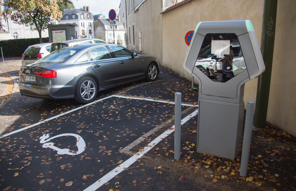Borne de charge pour véhicules électriques située dans le contre-bas du parc Roger-Salengro.