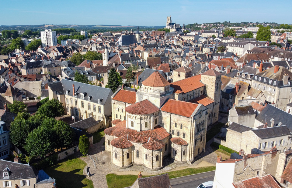 Vue du ciel, l'église Saint-Étienne et le quartier du même nom.