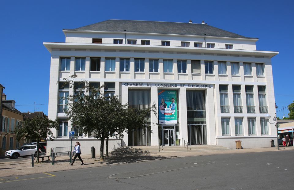 La Chambre de commerce et d'industrie se situe place Carnot.