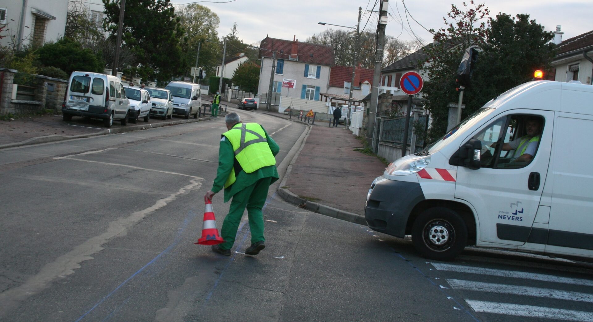 L'équipe Signalisation de la Ville de Nevers en action rue Camille-Baynac.