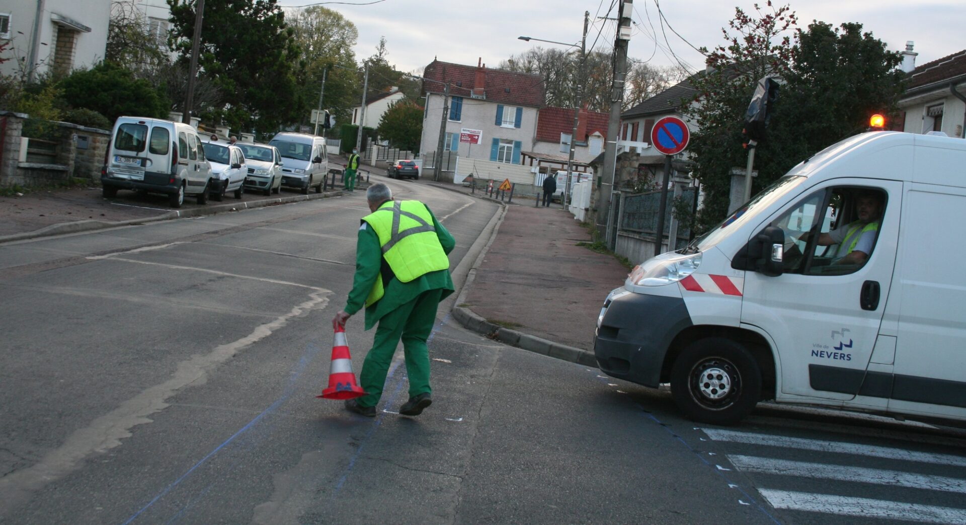 © Nevers Agglomération L'équipe Signalisation de la Ville de Nevers en action rue Camille-Baynac.