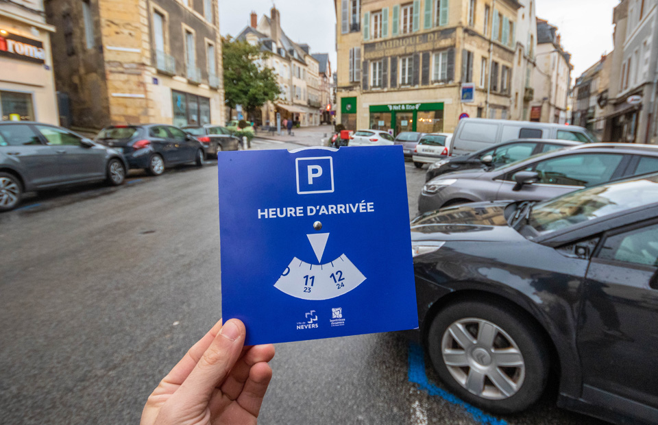 © Youri Gavriloff Dès demain, c'est le retour du stationnement en zone bleue. Pour circuler gratuitement en centre-ville, la Coursinelle reste à votre disposition du lundi au samedi et les bus Taneo deviennent gratuits tous les samedis du mois de décembre.