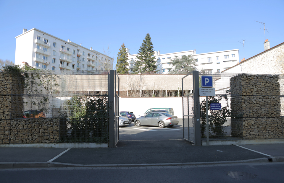 Le parking de la Passière est accessible par la rue éponyme.