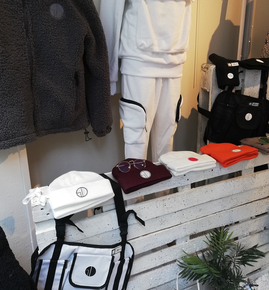 © Ville de Nevers Aperçu de la collection hivernale de la marque N10, installée dans la boutique éphémère au 47 rue François Mitterrand.