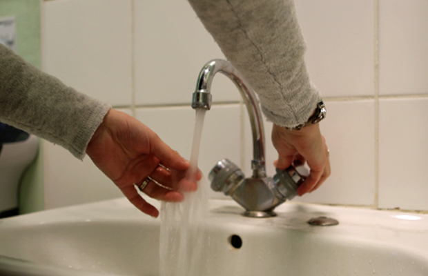 © Ville de Nevers Pass'eau est un fonds de solidarité qui aide les Neversois aux ressources modestes à payer leurs factures d'eau.