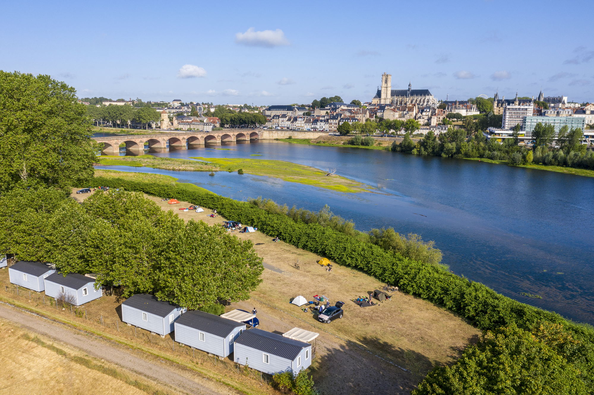 Le camping de Nevers accueille les touristes de début mars à début novembre.