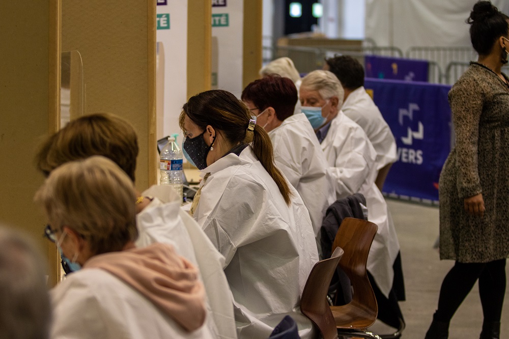 Première étape, les bénévoles du centre d'enregistrement vérifient le dossier du patient. 