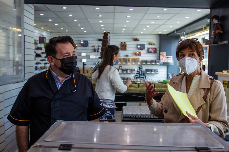 © Youri Gavriloff Christophe Ragueneau, gérant de l'établissement "Ragueneau Chocolatier" reçoit le "Prix Stars et Métiers" de la Ville de Nevers.
