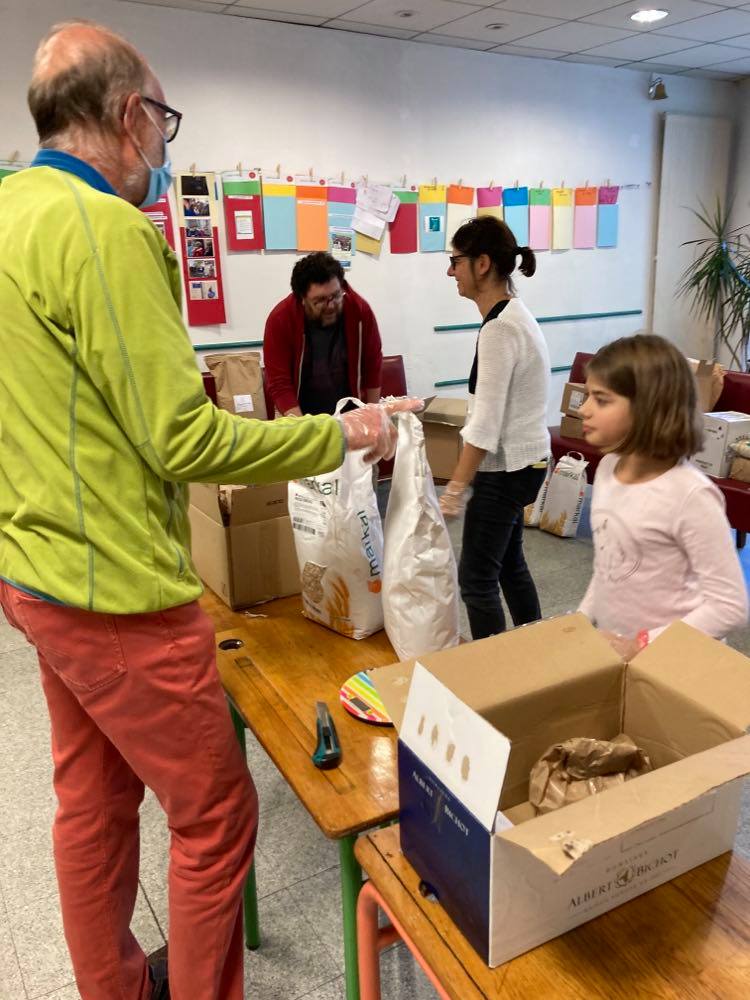 En attendant l'ouverture du magasin coopératif, l'association organise des commandes groupées de produits alimentaires et d'hygiène distribués dans la salle René-Dumont.