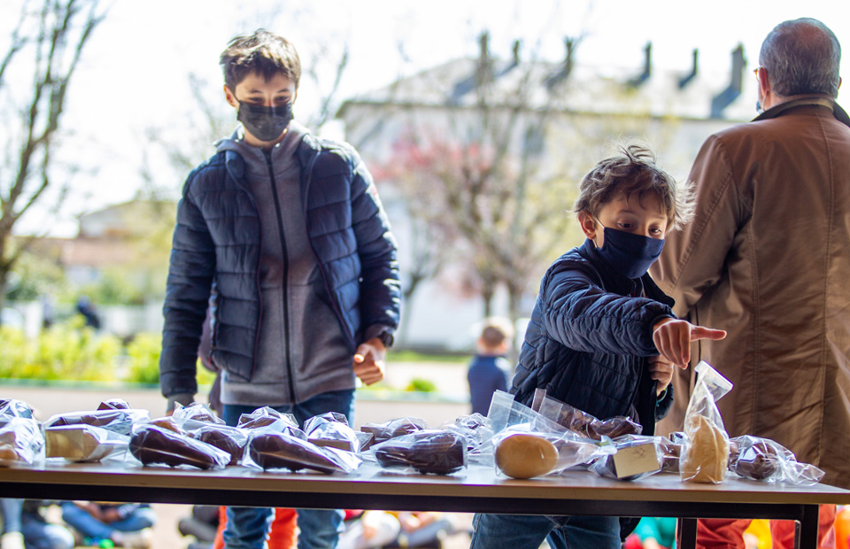 © Youri Gavriloff Les enfants des personnels prioritaires ont reçu les délicieux chocolats de la Confrérie des amateurs de chocolat de la Nièvre jeudi 15 avril. Rendez-vous samedi 17 avril au marché Carnot, dès 10 h 30, pour une distribution à tous les enfants présents.