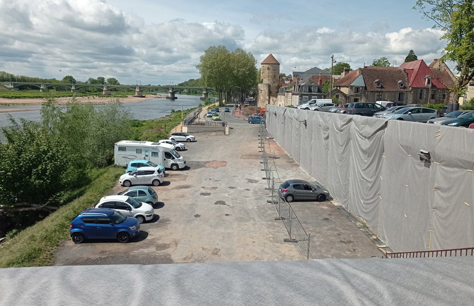 © Ville de Nevers Le géotextile installé place Mossé est un dispositif de protection à destination de la faune locale. Il restera en place durant tout l'été.