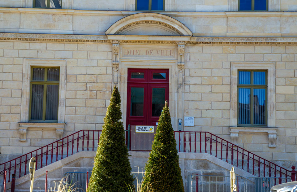 La place de l'hôtel de ville vient de retrouver son lustre d'antan.