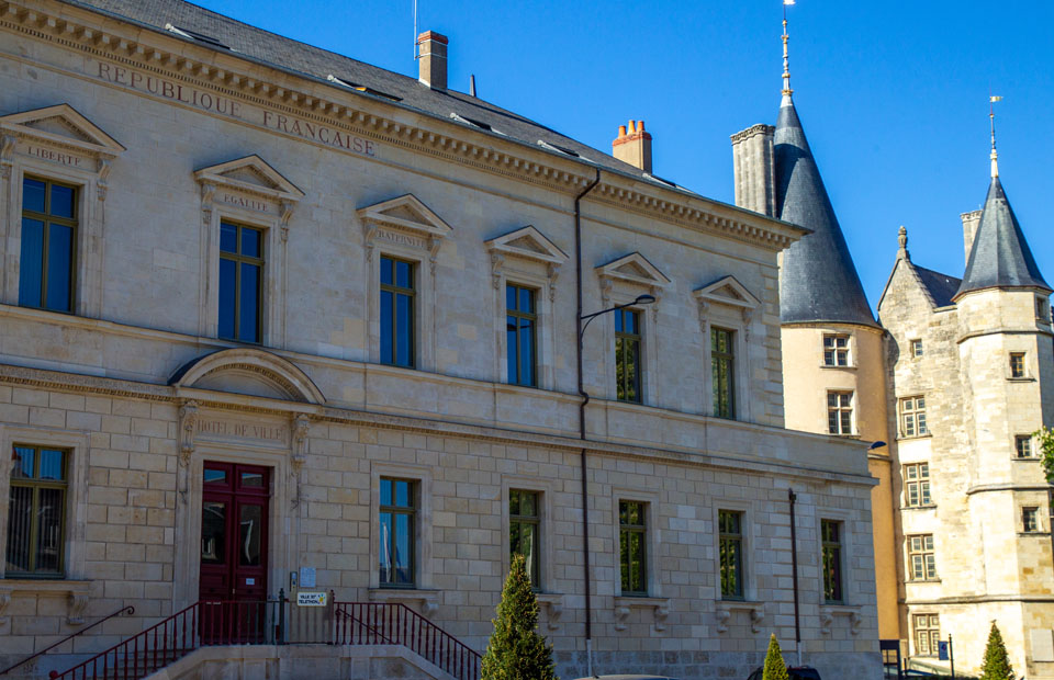 Entrée de la mairie, place de l'hôtel de ville.