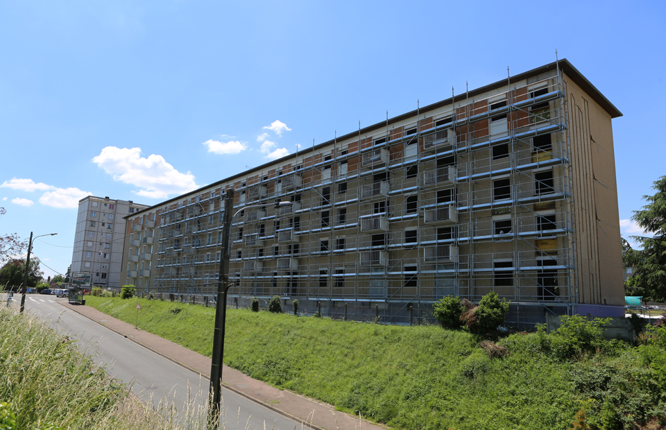 © Blandine Bertrand Le bâtiment 15, situé le long de la rue Blaise-Pascal, a ouvert le bal des premières déconstructions au Banlay en 2021.