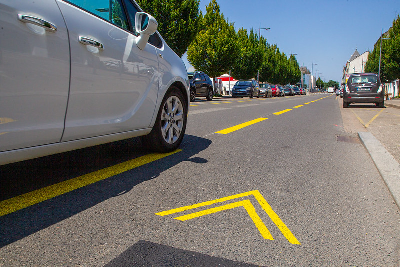 La Ville de Nevers a opté pour une chaussée à voie centrale banalisée (CVCB) réalisée en mode « expérimental » sur la rue de Charleville-Mézières.