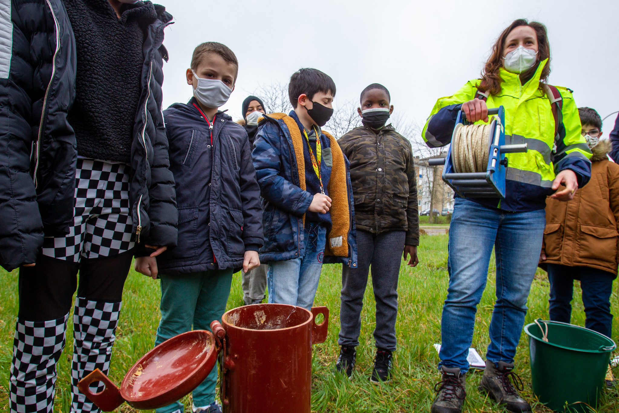 © Ville de Nevers Au printemps, les écoliers de georges-Guynemer se sont initiés à la piézométrie avec Orianne Heymann, hydrogéologue du bureau d’études CPGF Horizon.