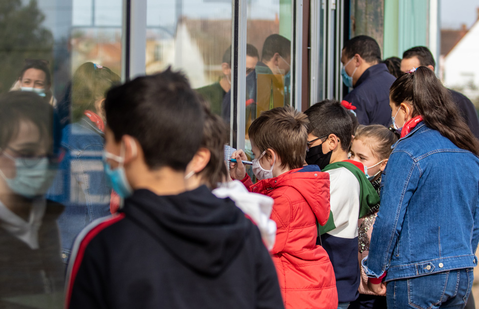© Ville de Nevers En mars 2021, les jeunes représentants du CME se sont rendus sur le site de l'ancienne piscine des bords de Loire pour réfléchir ensemble au projet de rénovation.