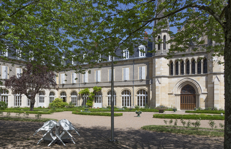 © Nevers Agglomération Cour intérieure de l'espace Bernadette Soubirous.