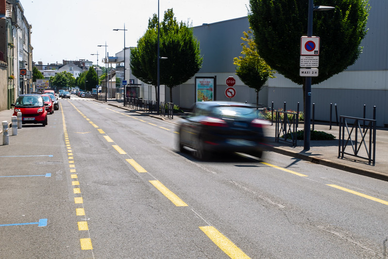 © Ville de Nevers Les véhicules roulent sur la voie centrale bidirectionnelle et les vélos sont invités à circuler sur les accotements appelés rives.