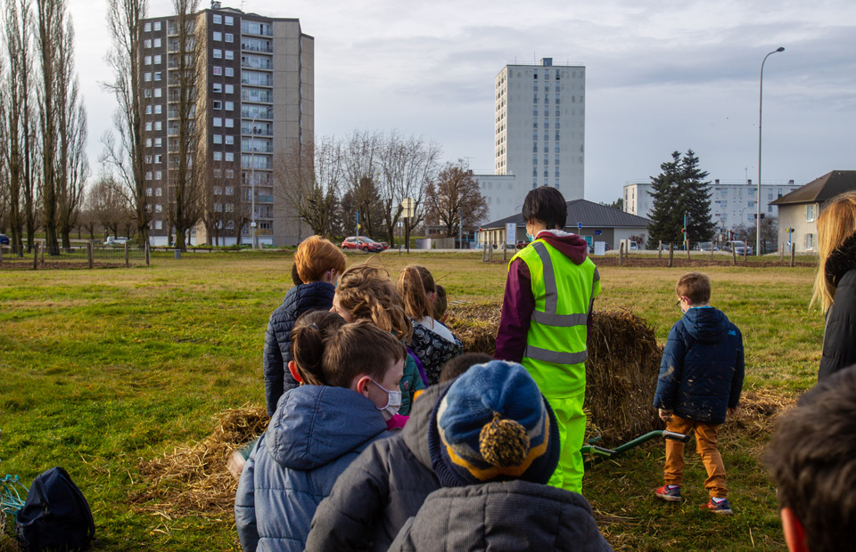 © Ville de Nevers Les élèves des écoles élémentaires du Mouësse et de Pierre-Brossolette ont mis "la main à la terre" en participant à la plantation des premières micro-forêts de Nevers.