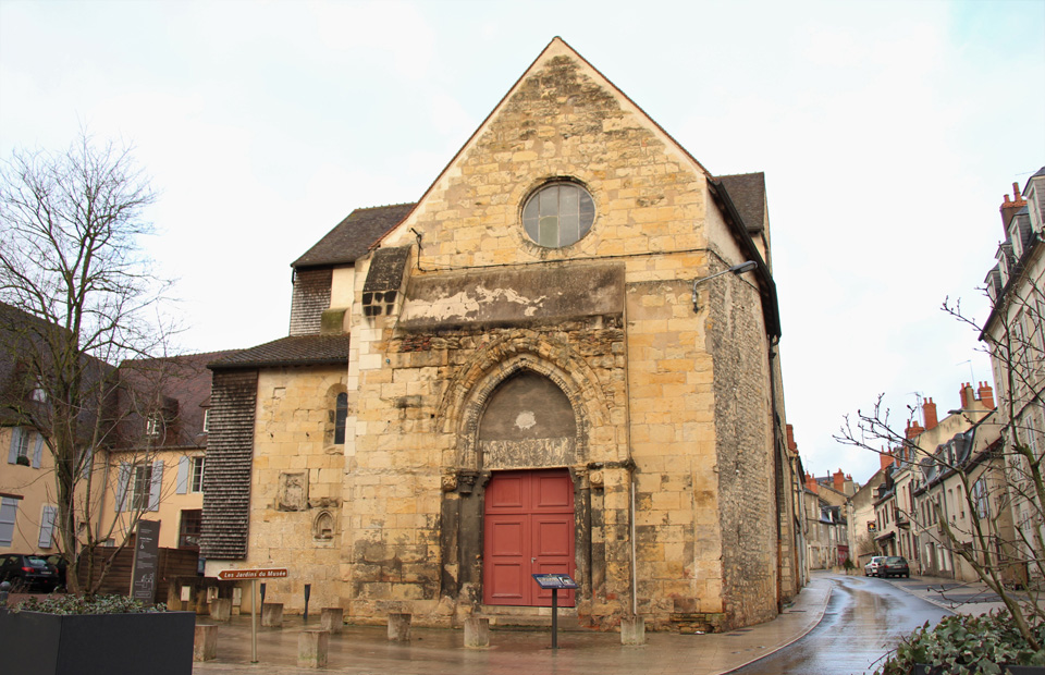 L'église Saint-Genest se situe dans la rue éponyme, juste à proximité du musée de la Faïence et des Beaux-arts.