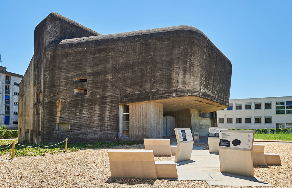 Église Saint-Bernadette du Banlay, un édifice conçu en 1966 par Paul Virilio et Claude Parent.