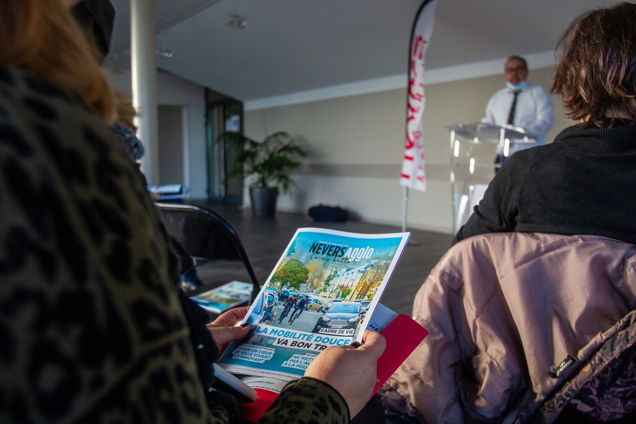 Réalisé par le service Communication de Nevers Agglomération et de la Ville de Nevers, le magazine est "100 % local", imprimé par la société vauzellienne Inore Groupe.