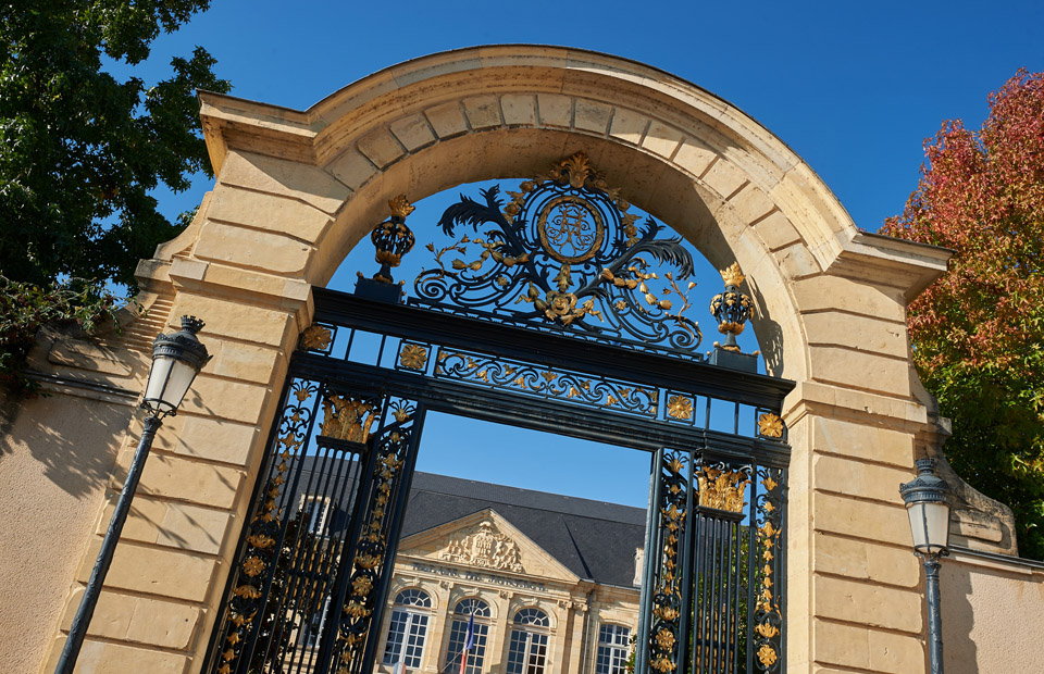 Les grilles du Palais de justice, classées "Monument historique".