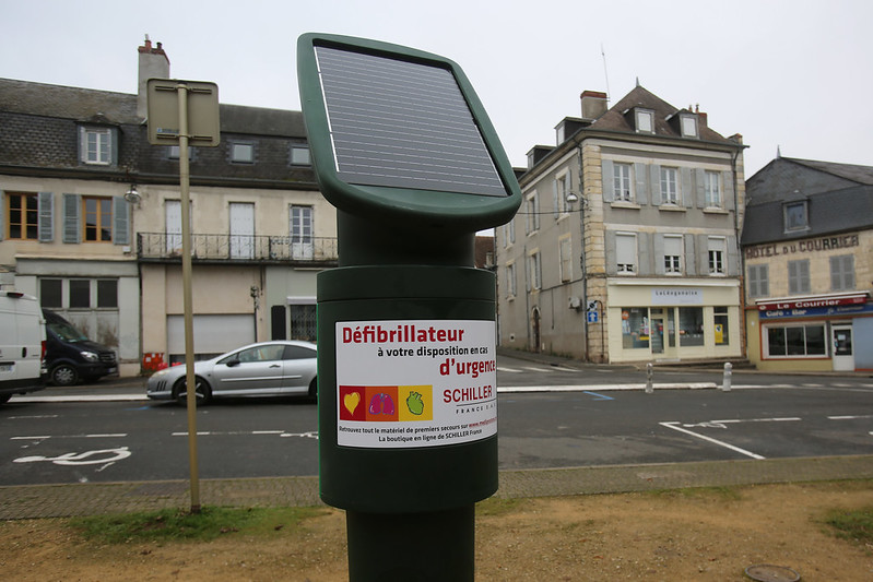 Des défibrillateurs accessibles à tous sont installés dans l'espace public neversois, comme ici, place Chaméane.