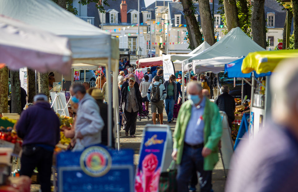 Le marché du parc Roger-Salengro a lieu chaque samedi matin en plein air, au niveau du parc et de la place Carnot.