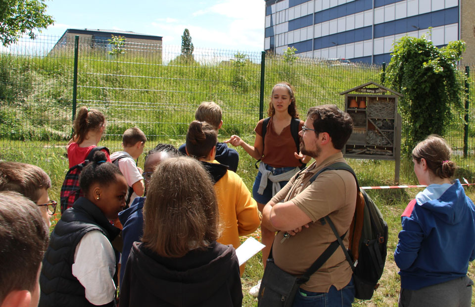 © Ville de Nevers Roxane Bron, écologue au bureau d'études DCI Environnement, devant les collégiens d'Adam-Billaut et leur professeur de SVT.