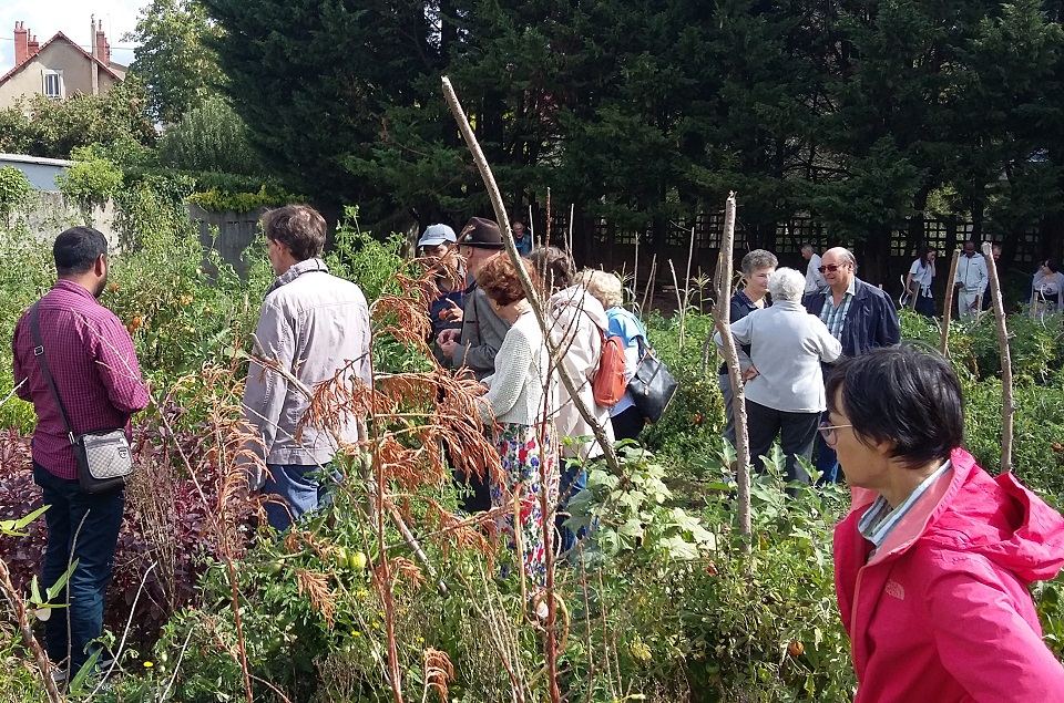 D.R. Des familles migrantes, accompagnées du Secours Catholique, cultivent des parcelles à la Maison du diocèse.