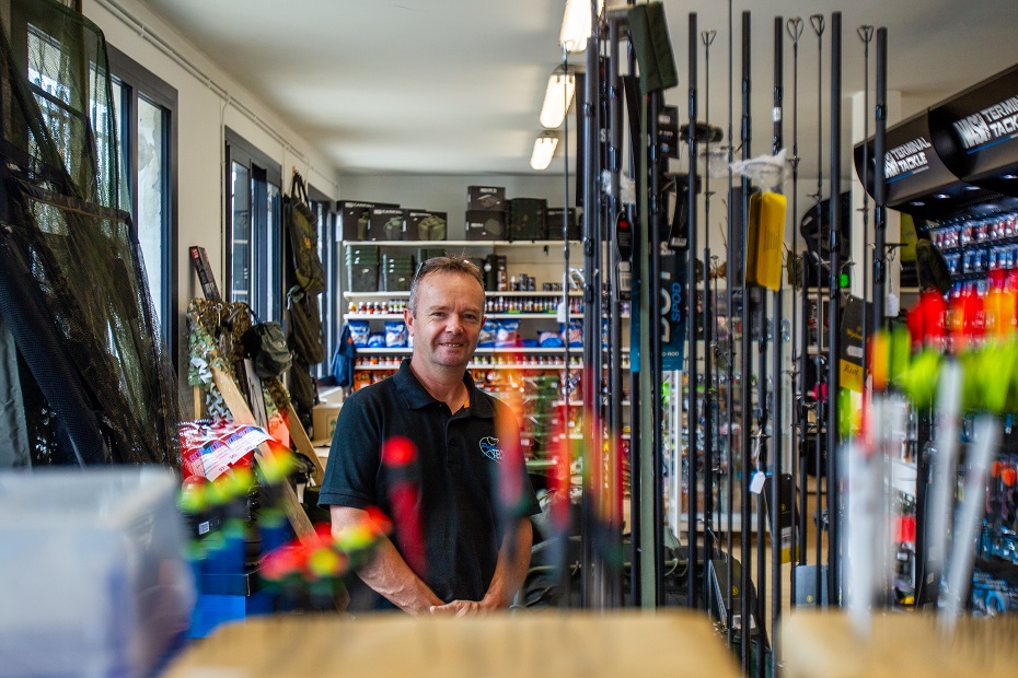 © Ville de Nevers Jérémy Martin, dans son magasin Pêche Tech, quai de la Jonction