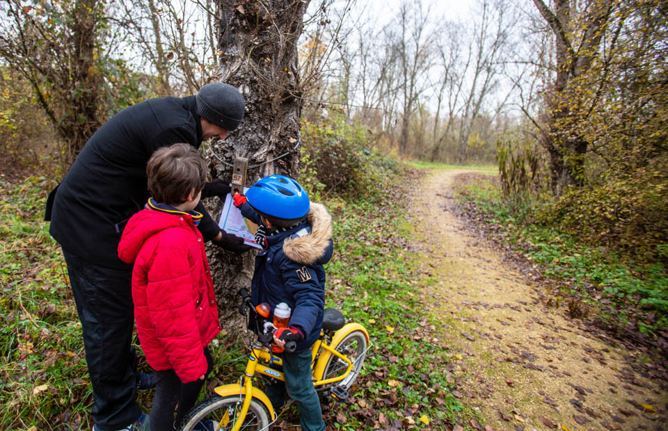 Les parcours d'orientation peuvent s'effectuer en famille, comme ici au parc Rosa-Bonheur.