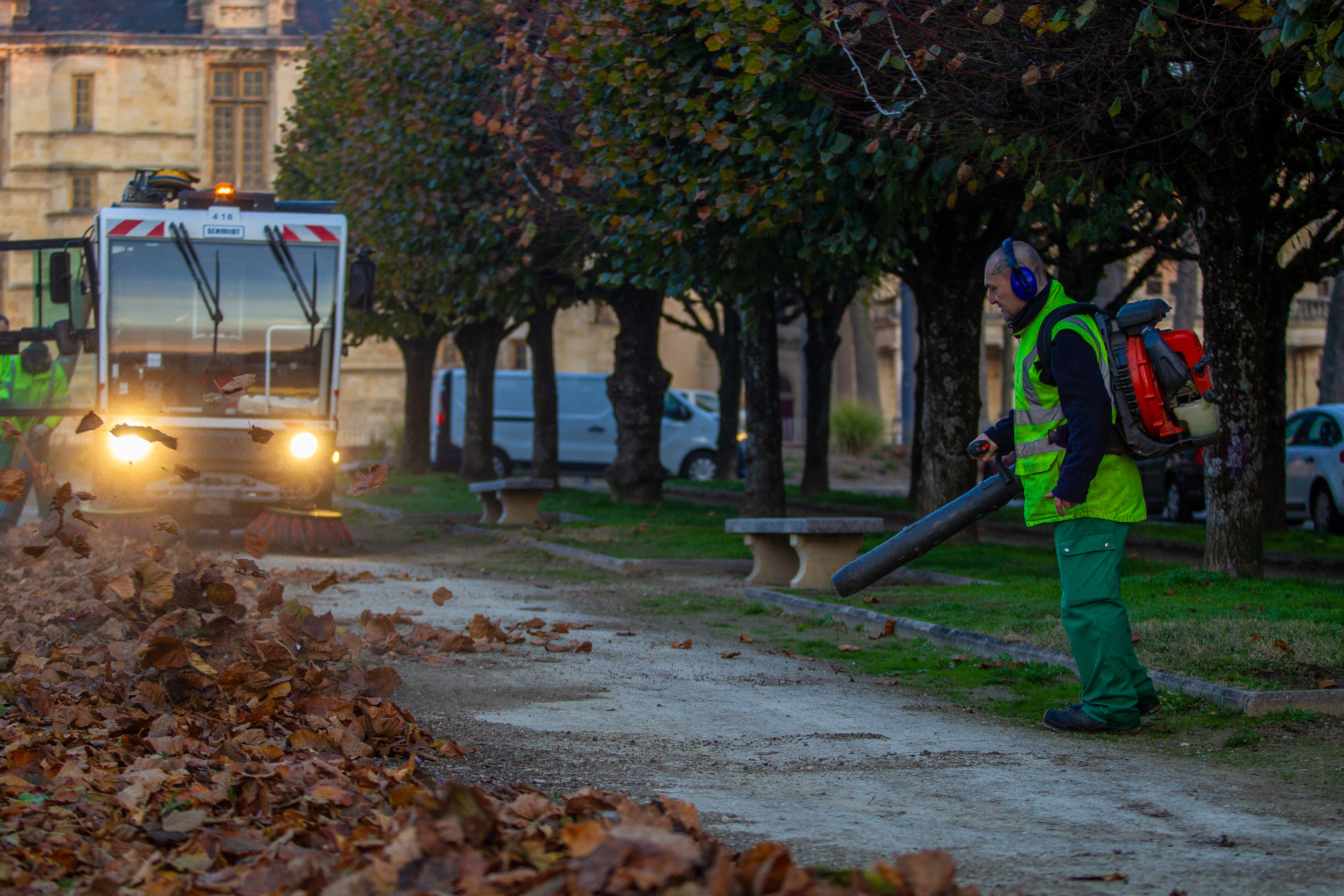 © Ville de Nevers De bon matin, les agents des Espaces verts et le service Propreté de la Ville de Nevers sont à pied d'oeuvre pour débarrasser l'espace public des feuilles d'automne.