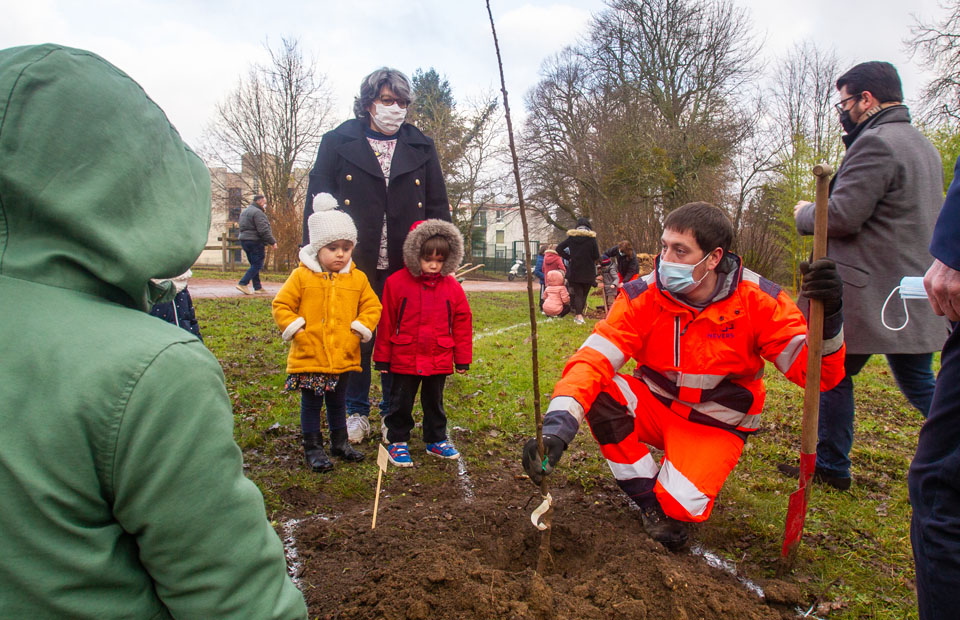 © Ville de Nevers Plantation de fruitiers au Château des Loges dans le cadre de l'opération "1000 arbres" en janvier 2022.