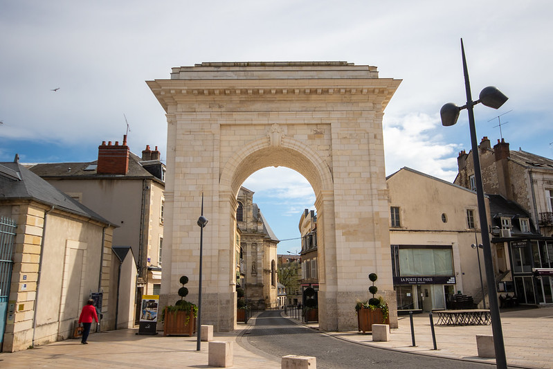© Ville de Nevers La Porte de Paris et la rue des Ardilliers, entrée du coeur de ville