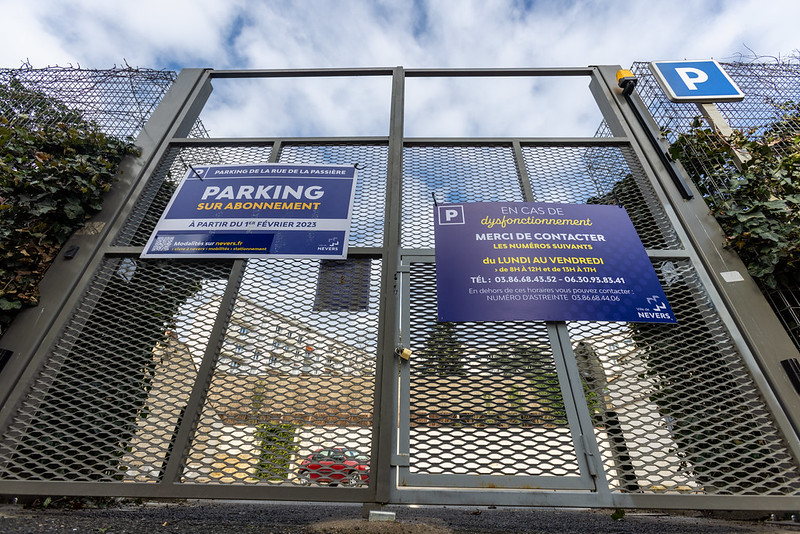 L'accès au parking municipal situé rue de La Passière nécessite un abonnement mensuel ou annuel à souscrire auprès de la Ville de Nevers.