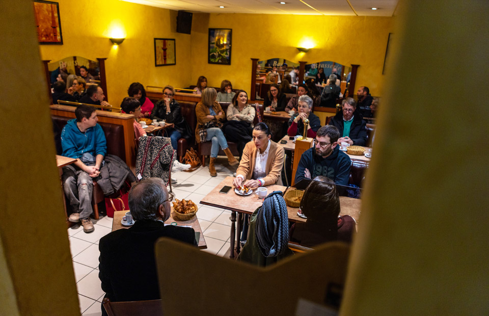 Salle comble à la brasserie La Pause, place Guy-Coquille, qui accueillait le premier "Café du commerce" en présence du maire de Nevers Denis Thuriot et des commerçants du quartier.