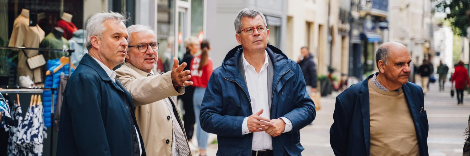De gauche à droite, François de Rugy, ancien Ministre de la transition écologique et solidaire, ancien Président de l’Assemblée nationale et Conseiller régional des Pays de la Loire, Denis Thuriot, Maire de Nevers, Président de Nevers Agglomération et Conseiller Régional de Bourgogne-Franche-Comté, Emmanuel Le Roch, délégué général du groupe PROCOS, Fédération pour l'urbanisme et le développement du commerce spécialisé et Richard Bartolo. 17 mai 2023, visite de François de Rugy