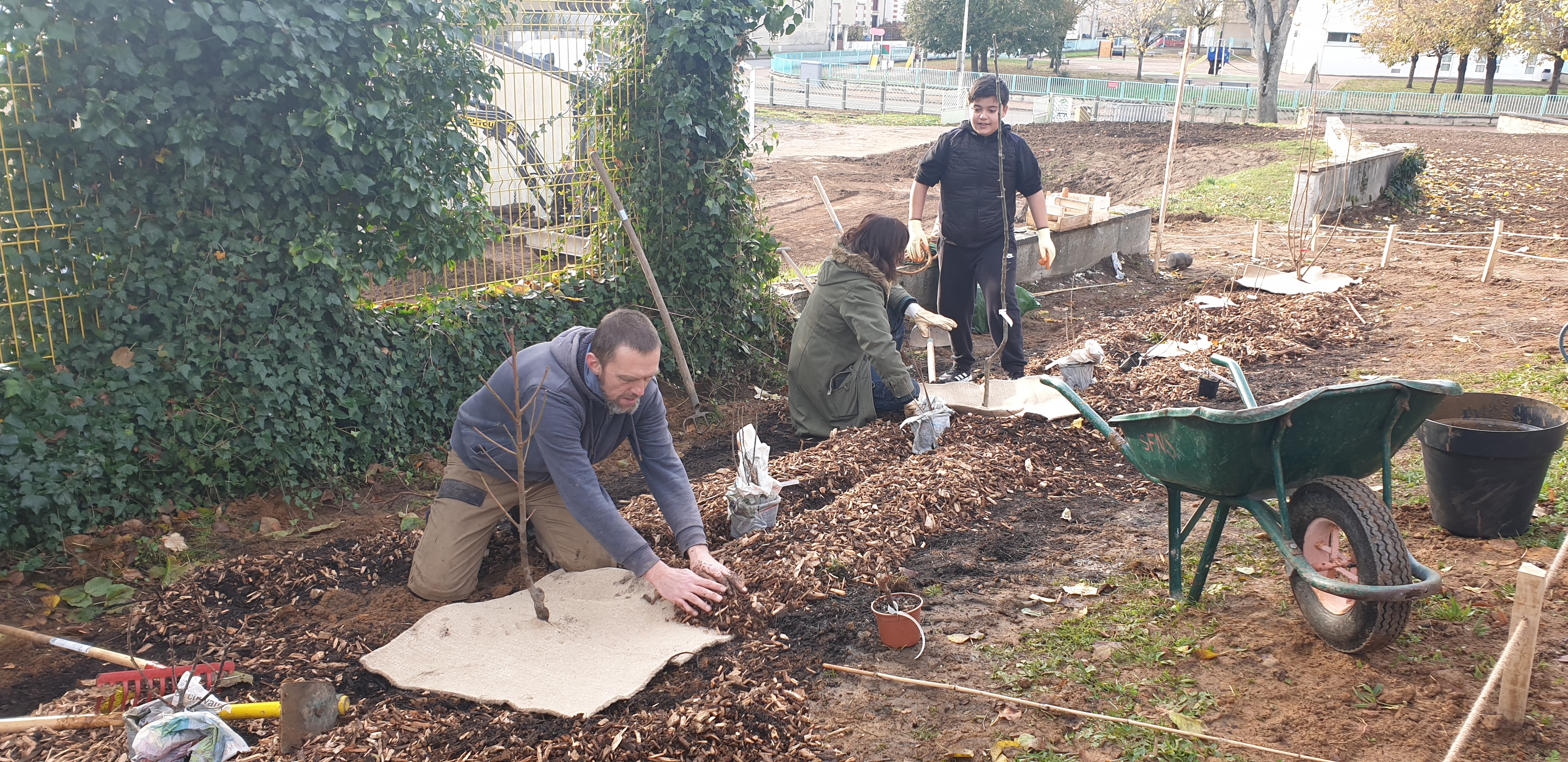 Premiers ateliers de plantation à la "Potagerie du king" au Banlay