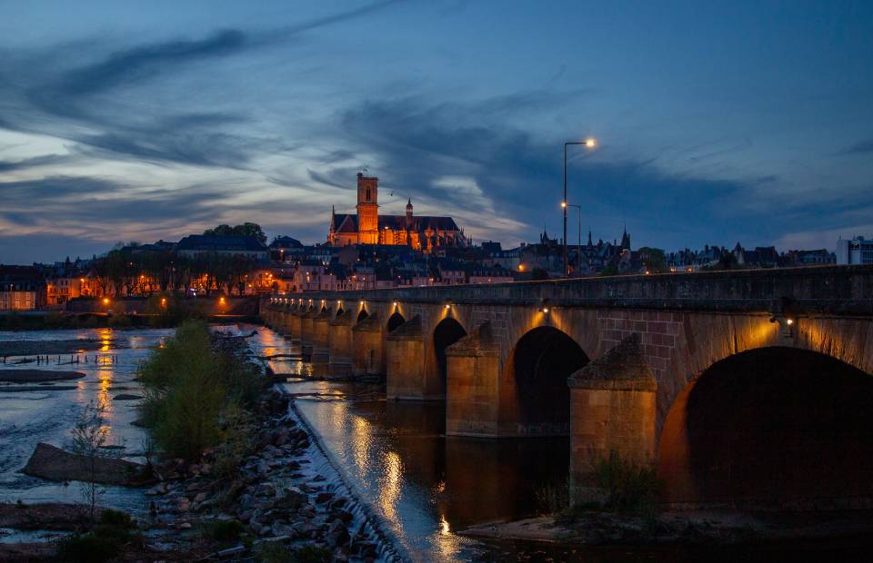 © Ville de Nevers Handfauteuil : Illumination du Pont de Loire aux couleurs de la France et de l’Espagne !