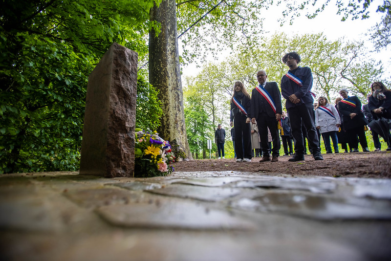 Chaque année, le 1er mai, élus et personnalités rendent hommage à l'ancien maire de Nevers, Pierre Bérégovoy.