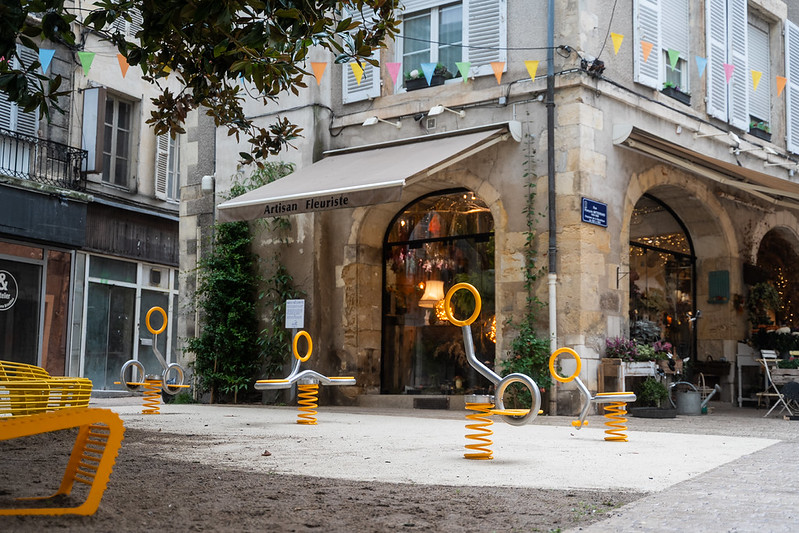 @Ville de Nevers L'aire de jeux place Mancini où résonnent les rires d'enfants