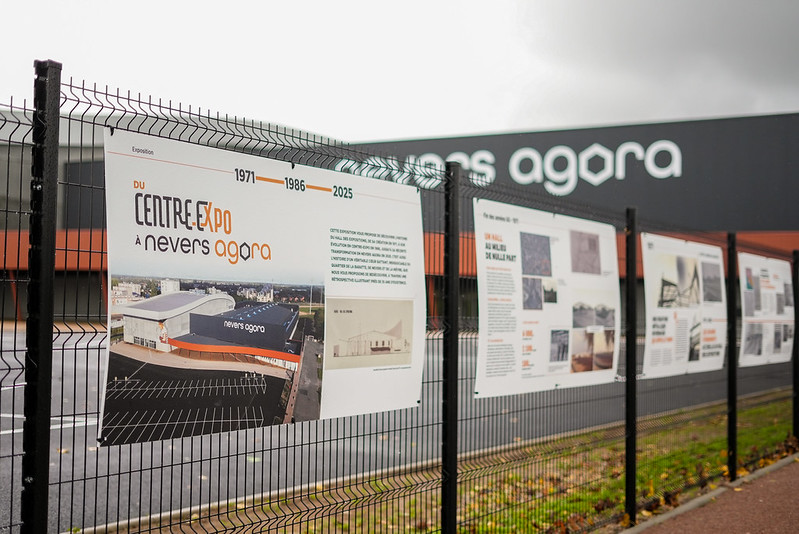 @Ville de Nevers Une exposition à voir sur les grilles extérieures de Nevers Agora
