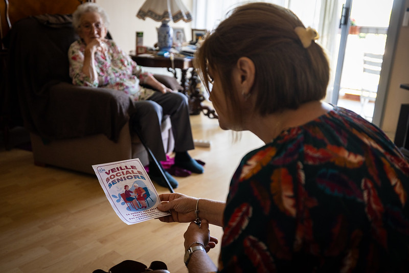 @Ville de Nevers Une agent du CCAS au domicile d'une personne âgée pour une visite de courtoisie