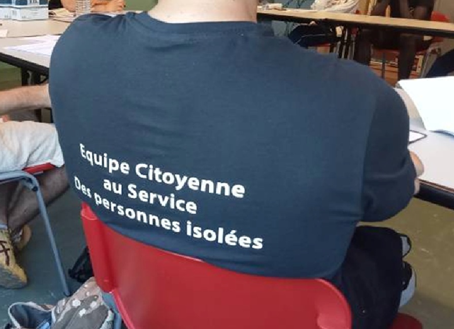 Chaque été, des jeunes s'engagent pour rompre l'isolement des personnes âgées. 