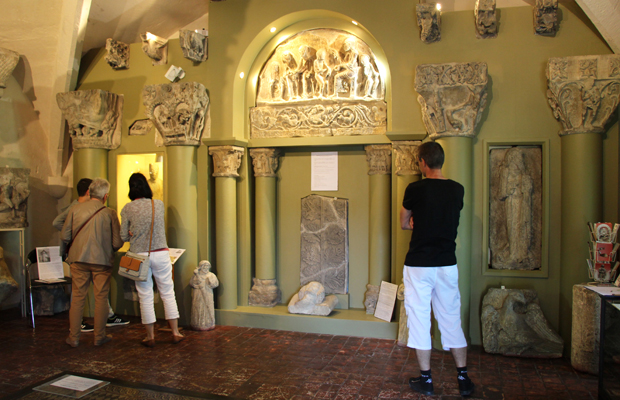 chapiteaux et tympan de l'église Saint-Sauveur - musée archéologique © BB (8) web.JPG